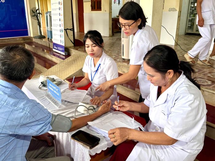 Y, bác sĩ trực tiếp khám bệnh, tư vấn cho người dân tại trạm y tế cơ sở. Ảnh: Bùi Thọ
