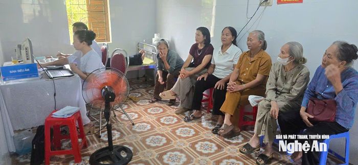 Y, bác sĩ trực tiếp khám bệnh cho người dân tại trạm y tế cơ sở. Ảnh: Bùi Thọ