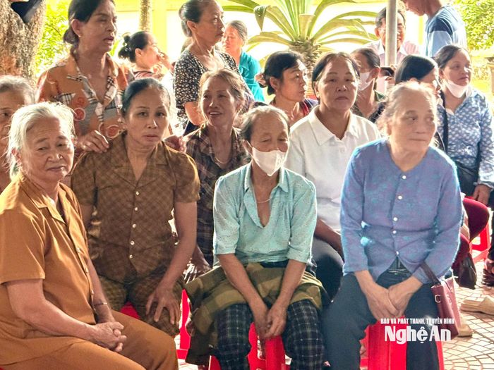 Nhiều người dân là người cao tuổi tham gia chương trình khám sức khỏe miễn phí được tổ chức ngay tại xã. Ảnh: Bùi Thọ