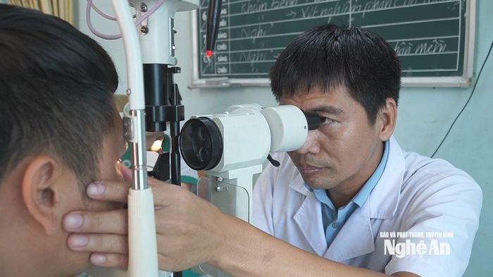 Bác sĩ Bệnh viện Đa khoa Quang Khởi chuẩn đoán bệnh nghề nghiệp cho công nhân. Ảnh: Bùi Thọ