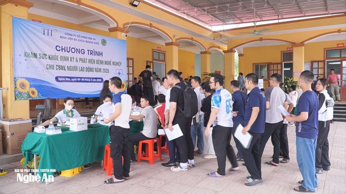Hàng trăm công nhân Công ty CP Sữa TH được khám tổng quát, tầm soát các bệnh nghề nghiệp. Ảnh: Bùi Thọ