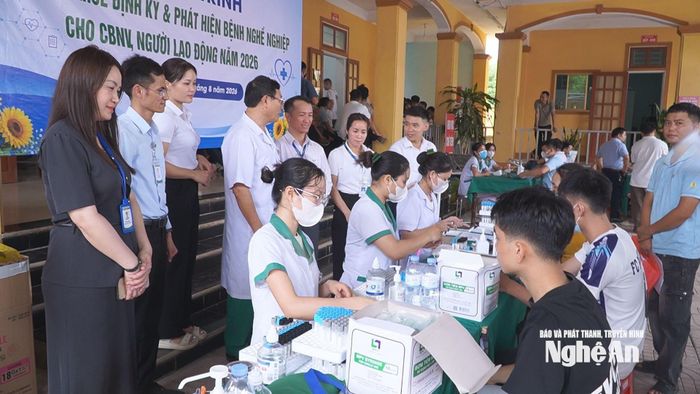 Đội ngũ y, bác sĩ Bệnh viện Đa khoa Quang Khởi tham gia khám bệnh cho người lao động. Ảnh: Bùi Thọ