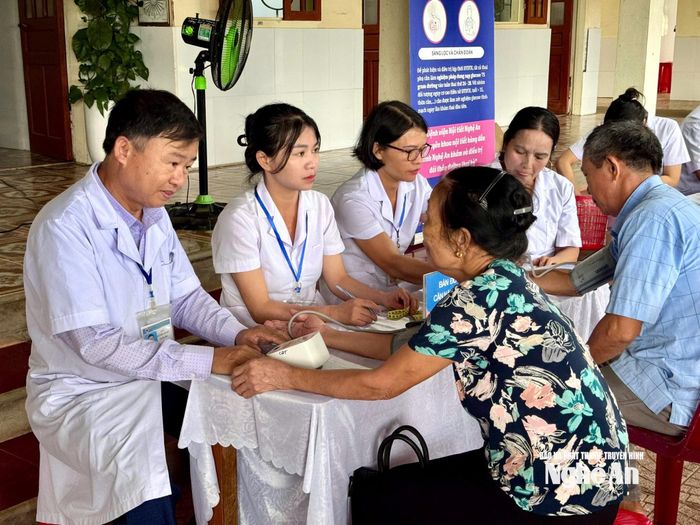 Khám chẩn đoán bệnh cho người dân ở xã Kim Bảng. Ảnh: Bùi Thọ
