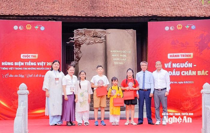 Trao thưởng cho các thí sinh xuất sắc đạt giải tại Cuộc thi Hùng biện tiếng Việt 2026. Ảnh: TL
