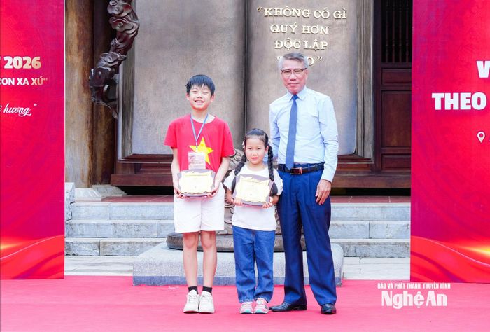 Đại diện Ban Tổ chức vinh danh các thí sinh có thành tích xuất sắc của Cuộc thi Hùng biện tiếng Việt 2026.