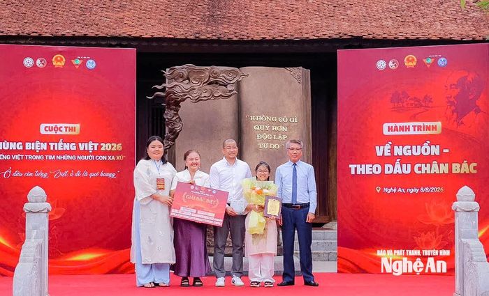 Ban Tổ chức Cuộc thi và đơn vị đồng hành trao Giải đặc biệt cho thí sinh Trần Vũ Hạnh My. Ảnh: TL