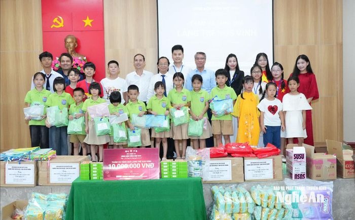 Đoàn đến thăm, tặng quà cho các em nhỏ đang được chăm sóc, nuôi dưỡng tại Làng trẻ em SOS Vinh. Ảnh: TL
