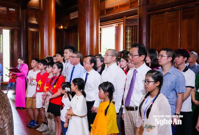 Đoàn đại biểu dâng hương tưởng niệm Chủ tịch Hồ Chí Minh. Ảnh: TL