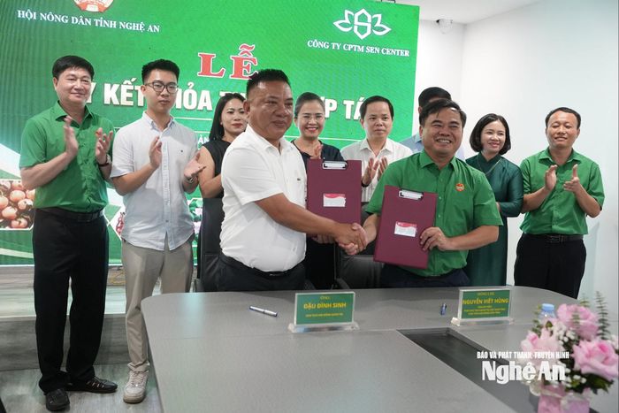 Hai đơn vị trao thỏa thuận ký kết. Ảnh: Thúy Vinh