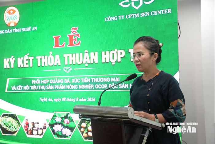 Đồng chí Võ Thị Minh Sinh - Phó Bí thư Tỉnh ủy, Chủ tịch Uỷ ban MTTQ tỉnh ghi nhận sự phối hợp giữa 2 đơn vị. Ảnh: Thúy Vinh