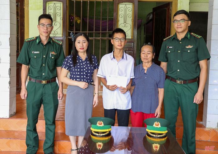 Cán bộ, chiến sỹ Đồn Biên phòng Thiên Cầm và đại diện các đơn vị thăm, tặng quà em Nguyễn Đình Duy Khang.