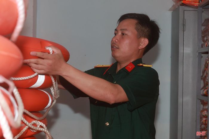 Cán bộ Ban Chỉ huy Quân sự xã Hà Linh kiểm tra đồ dùng thiết yếu phục vụ phòng chống thiên tai.