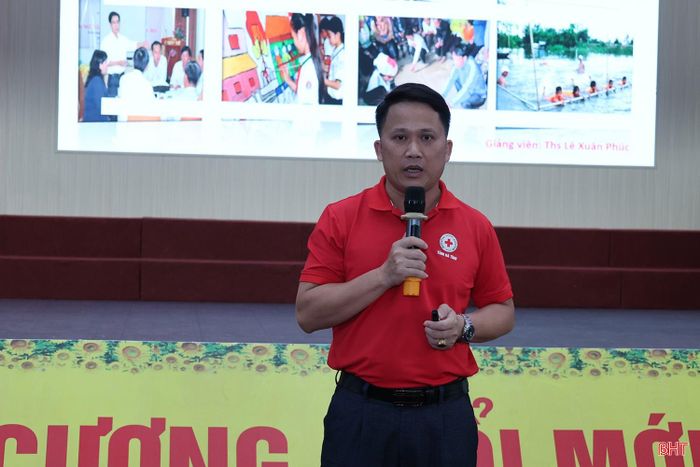 Ông Phúc trong buổi tập huấn kỹ năng ứng phó với thiên tai cho lực lượng xung kích xã Cẩm Trung.