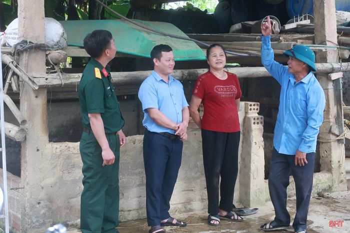 Ông Hoàng (ngoài cùng bên phải) chia sẻ công tác chủ động trước mưa, bão với chính quyền địa phương.