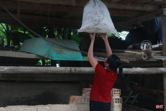 Gia đình ông Hoàng chủ động di dời vật dụng lên cao.