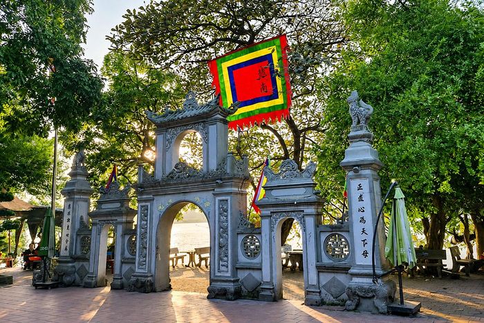 Nằm bên dòng Lam, Di tích lịch sử văn hóa cấp quốc gia đền Chợ Củi từ lâu đã trở thành điểm đến tâm linh quen thuộc của người dân và du khách khi về với vùng đất Nghi Xuân. Ảnh Internet