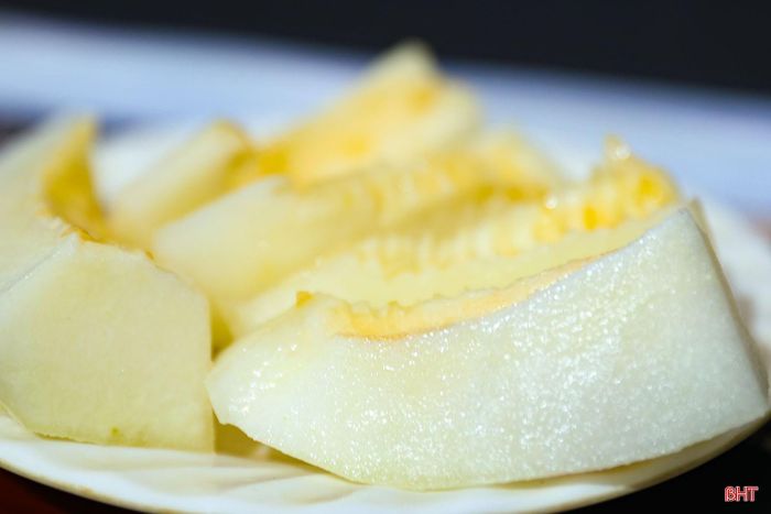 Quả đạt trọng lượng khoảng 0,8 - 1 kg, vỏ mỏng, ruột chắc, mọng nước, vị ngọt và thơm mát.