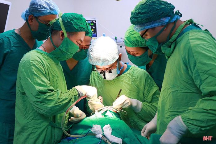 Em L.K.L.(SN 2022, xã Sơn Kim 1) được các bác sĩ phẫu thuật xử lý khuyết tật khe hở vòm miệng mềm.
