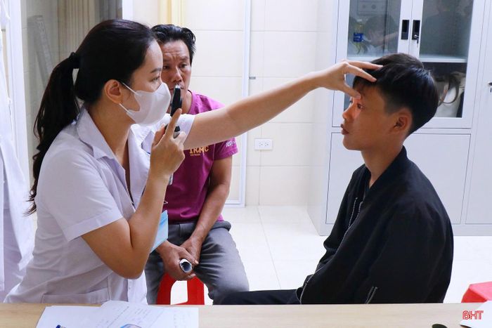 Khám sàng lọc các khuyết tật về mắt.