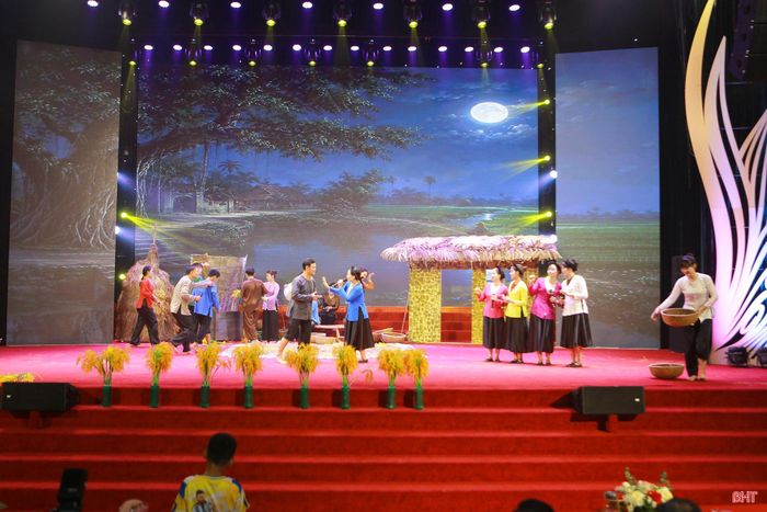 Liên hoan năm nay có nhiều người trẻ tham gia, trong đó có nhiều cháu thiếu nhi là một trong những diễn viên hát chính của đội.
