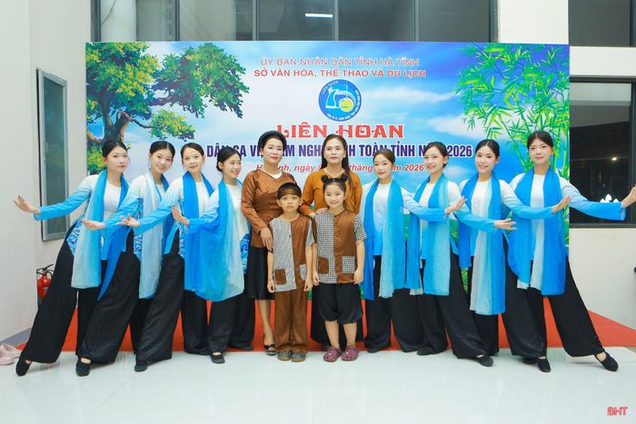 Chị Tạ Thị Đào cùng các thành viên CLB Dân ca Ví, Giặm xã Hương Sơn sau màn biểu diễn.