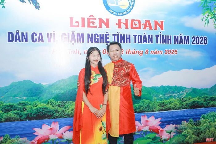 Anh Nguyễn Viết Bình và con gái Nguyễn Gia Hân (CLB Dân ca Ví, Giặm xã Tùng Lộc) cùng tham gia liên hoan.