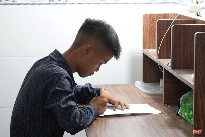 Thanh niên Nguyễn Đình Tiến, thôn Tân Trung, xã Hồng Lộc sau khi tốt nghiệp THPT đã tự nguyện viết đơn lên đường nhập ngũ.