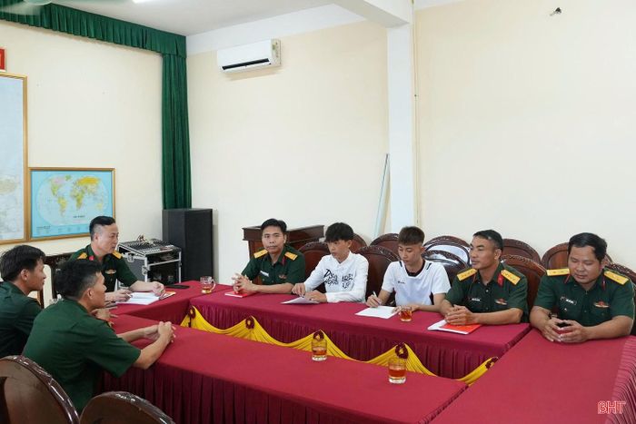 Tại địa bàn phường Hải Ninh cũng có nhiều thanh niên viết đơn lên đường nhập ngũ.
