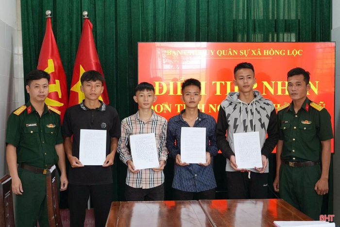 Nhiều thanh niên xã Hồng Lộc chọn viết đơn xin gia nhập hàng ngũ Quân đội.