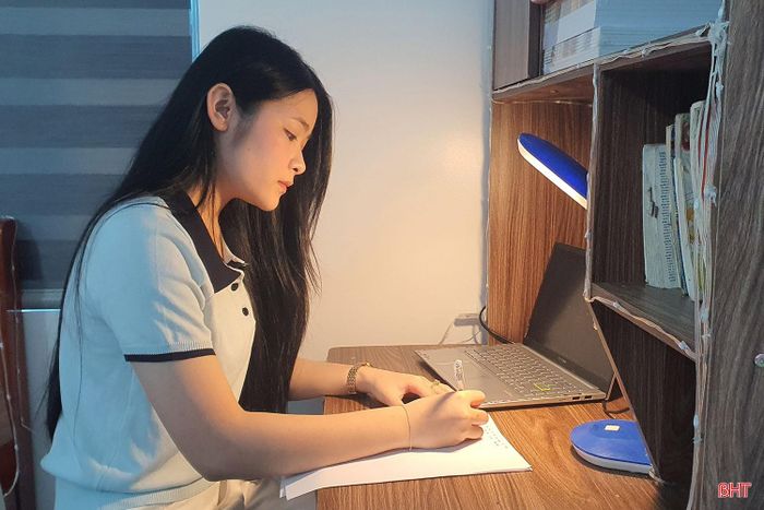 Nữ thanh niên Nguyễn Thị Mỹ Duyên, thôn Xuân Yên, xã Lộc Hà viết đơn xin gia nhập hàng ngũ Công an.