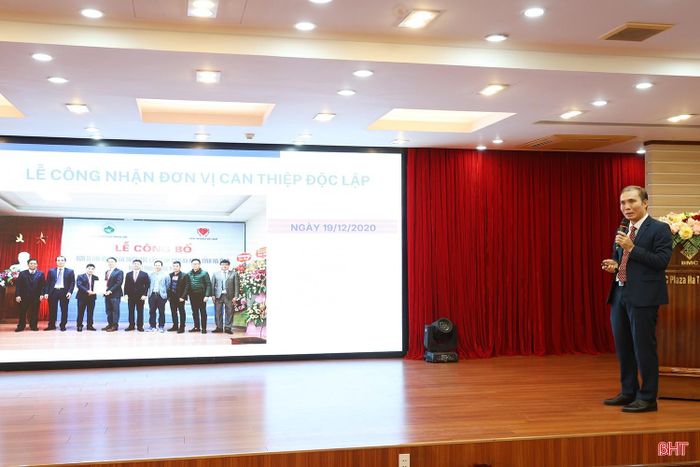 Tiến sĩ Lê Văn Dũng - Phó Giám đốc BVĐK tỉnh báo cáo kết quả của bệnh viện trong lĩnh vực can thiệp tim mạch, mạch máu.