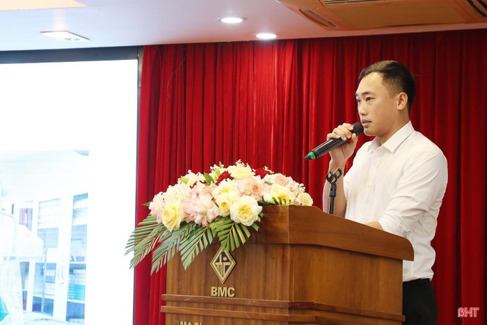 Bác sĩ Nguyễn Minh Hiếu (Khoa Cấp cứu - Chống độc, BVĐK tỉnh Hà Tĩnh) trao đổi về kỹ thuật mở đường vào cứu vãn trong lấy huyết khối cơ học sau thất bại động mạch đùi và động mạch quay.