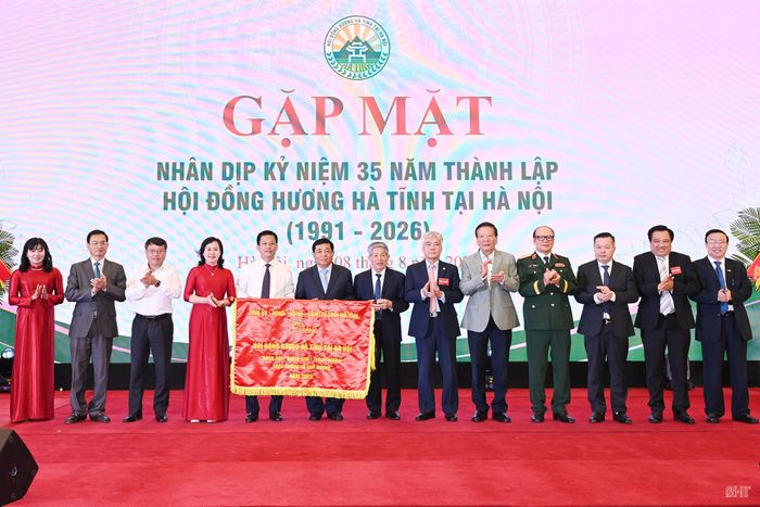 Các đồng chí lãnh đạo tỉnh trao tặng Hội đồng hương Hà Tĩnh tại Hà Nội bức trướng của Tỉnh ủy, HĐND, UBND, Ủy ban MTTQ tỉnh với nội dung: "Đoàn kết - Nghĩa tình - Trách nhiệm - Luôn hướng về quê hương" .