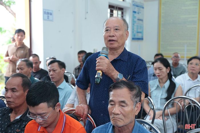 Người dân đặt các câu hỏi liên quan về giải phóng mặt bằng phạm vi thực hiện Dự án đường Xô Viết Nghệ Tĩnh về phía Tây.