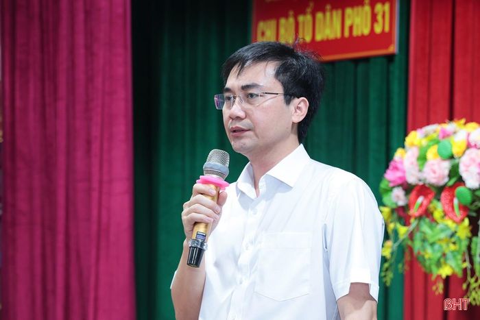 Ông Thân Viết Văn - Giám đốc Trung tâm Phát triển quỹ đất tỉnh trả lời các câu hỏi của người dân.
