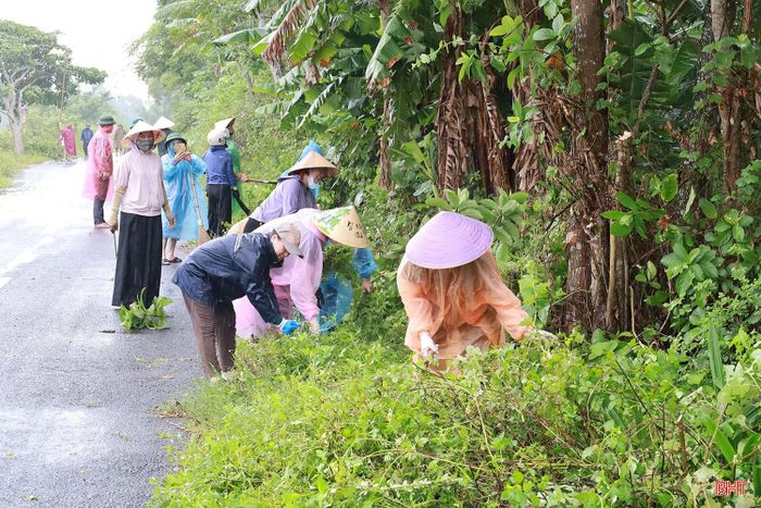 Để nâng cao hiệu quả, UBND xã đã phân công các lực lượng chia thành nhiều tổ, nhóm thực hiện đồng loạt trên từng đoạn đường. Cùng với sức người, địa phương còn huy động 2 máy múc và hàng chục máy cắt cỏ hỗ trợ thi công, giúp đẩy nhanh tiến độ và nâng cao chất lượng công việc.