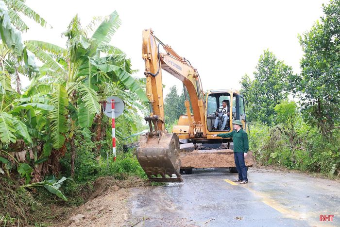  Ông Hồ Xuân Diệu - Trưởng thôn Trung Thành, xã Hương Sơn cho biết: “Ngay sau khi nhận được kế hoạch của xã, thôn đã tổ chức họp Ban công tác Mặt trận để triển khai kế hoạch, phân công nhiệm vụ cụ thể cho từng tổ, từng đoàn thể, đồng thời đến từng hộ dân có tuyến đường đi qua để tuyên truyền, vận động người dân tự giác di dời vật dụng, phát quang cây cối che khuất tầm nhìn”. 