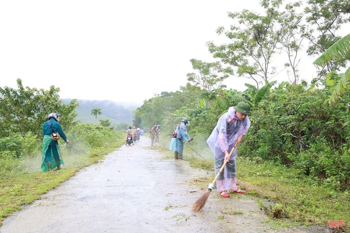 Với sự chung sức, đồng lòng của cả hệ thống chính trị và Nhân dân, một số đoạn trên tuyến đường 8B đã được phát quang, vệ sinh sạch sẽ, tạo sự thông thoáng, góp phần bảo đảm ATGT. Qua đó, ý thức của người dân trong việc giữ gìn cảnh quan, môi trường cũng từng bước được nâng cao, góp phần xây dựng nông thôn mới ngày càng sáng - xanh - sạch - đẹp.