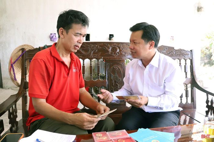 Ông Đặng Văn Dũng - Phó Giám đốc Sở Nội vụ hướng dẫn ông Nguyễn Bá Trường các thủ tục liên quan đến việc giải quyết chế độ người có công.