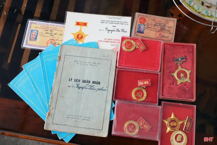 Hồ sơ giấy tờ của ông Nguyễn Văn Phúc được gia đình cất giữ cẩn thận.