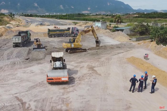 Đường trục chính trung tâm nối quốc lộ 1 đoạn tránh TX Kỳ Anh (cũ) với cụm cảng nước sâu Vũng Áng - Sơn Dương đang được tập trung thi công.