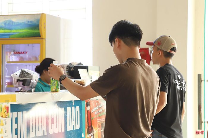 Các hạ tầng xã hội như căng tin, khu nhà thể thao, nhà trẻ... trong khu nhà ở thí điểm cho công nhân và người lao động tại KKT Vũng Áng đã được đầu tư .