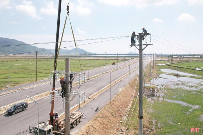 Công ty Điện lực Hà Tĩnh đã hoàn thành và đưa vào vận hành tuyến đường dây 22 kV cấp điện cho Nhà máy sản xuất ô tô điện VinFast Hà Tĩnh.