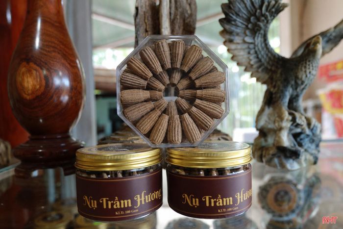 Nhiều cơ sở, hợp tác xã đã đầu tư thiết bị, đa dạng hóa sản phẩm như nhang trầm, hương trầm, tinh dầu, đồ mỹ nghệ...