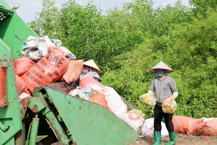 Hoạt động thu gom, vận chuyển rác thải được HTX Môi trường và Đô thị Kỳ Anh duy trì thường xuyên.
