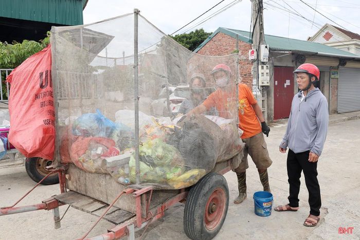Thành viên HTX Dịch vụ, Nông nghiệp và Môi trường xã Tùng Lộc thu gom, vận chuyển rác thải tại các thôn.