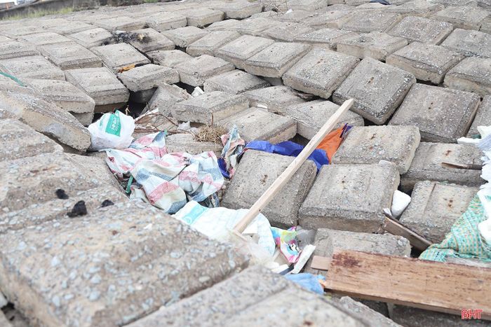  Anh Hoàng Xuân Thanh (thôn Hoàng Càn, xã Thiên Cầm) chia sẻ: "Mỗi khi có mưa bão hay biển động, bà con ở đây đều rất lo. Chúng tôi mong các cấp sớm đầu tư sửa chữa, nâng cấp để bảo vệ nhà cửa, đất đai và cuộc sống của người dân". 