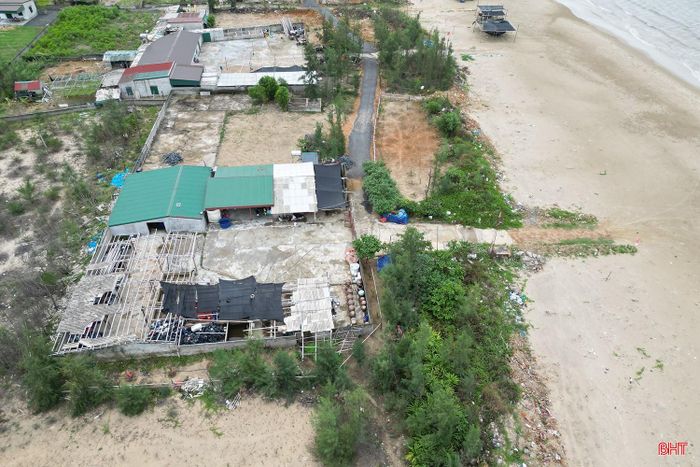 Trước nguy cơ xói lở ngày càng gia tăng, nhiều hộ dân ở thôn Trung Tân, Trung Tiến không dám đầu tư sửa chữa, xây mới nhà cửa vì lo ngại sẽ phải di dời nếu biển tiếp tục lấn sâu vào đất liền. Cuộc sống của họ vì thế luôn trong tâm trạng thấp thỏm, nhất là mỗi khi mùa mưa bão đến. Thực trạng đó cũng đặt ra áp lực không nhỏ đối với chính quyền địa phương trong công tác bảo vệ bờ biển và bảo đảm an toàn cho khu dân cư.