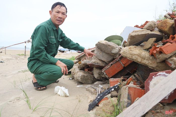  Ông Nguyễn Trinh Phùng (thôn Trung Tiến, xã Kỳ Khang) chia sẻ: "Trước đây từ nhà ra biển còn khá xa, nhưng những năm trở lại đây biển cứ lấn dần vào đất liền. Nhiều hàng phi lao bị sóng đánh đổ, đất ven biển cũng bị cuốn trôi. Mỗi khi có mưa bão, bà con ai cũng lo vì sợ biển tiếp tục xâm thực, ảnh hưởng đến nhà cửa, đất sản xuất. Chúng tôi mong sớm được đầu tư xây dựng kè để bảo vệ bờ biển và cuộc sống của người dân". 