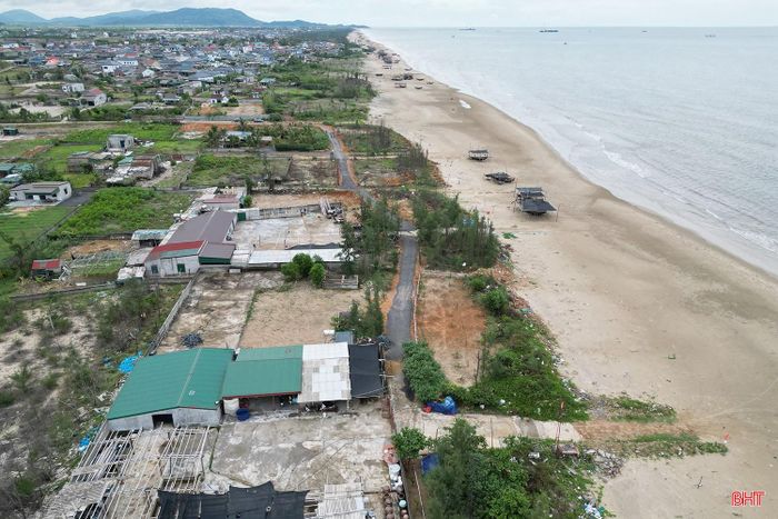Những năm gần đây, khu vực bờ biển tại thôn Trung Tân và thôn Trung Tiến của xã Kỳ Khang liên tục chịu tác động của tình trạng xói lở. Khu vực này hiện có khoảng hơn 4 km bờ biển bị xâm thực, cuốn trôi nhiều diện tích đất và làm thay đổi rõ rệt địa hình bờ bãi.